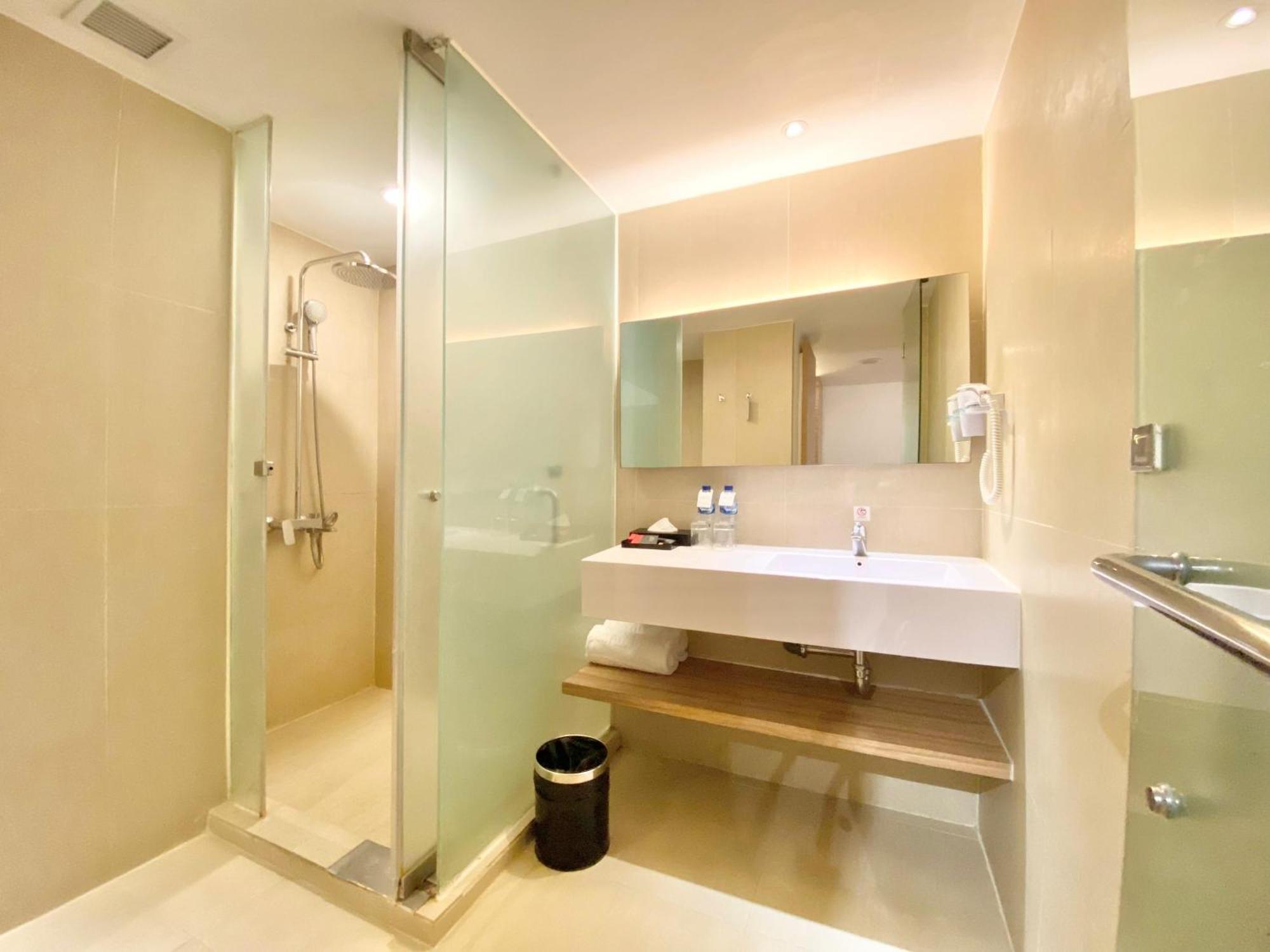 Grand Zuri Malioboro Hotel Jogjakarta Buitenkant foto