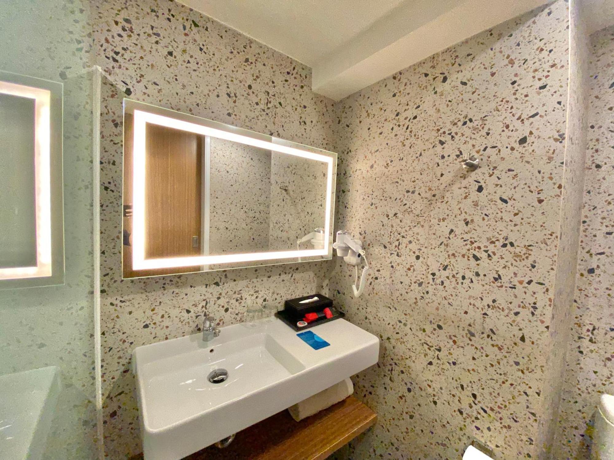 Grand Zuri Malioboro Hotel Jogjakarta Buitenkant foto