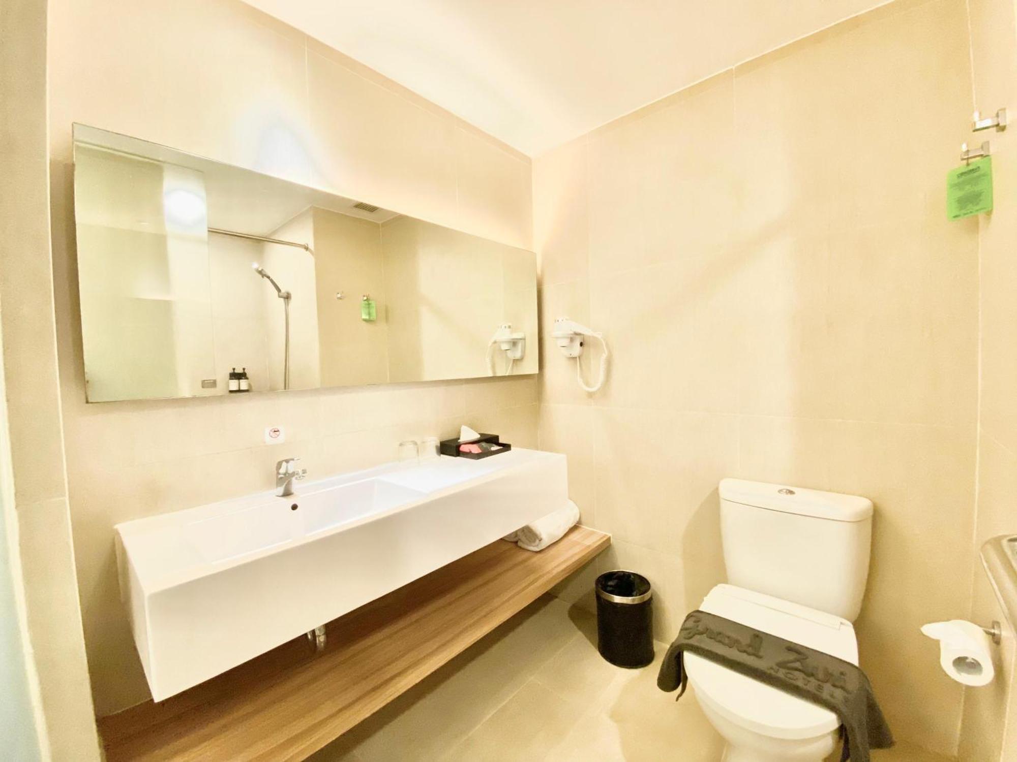 Grand Zuri Malioboro Hotel Jogjakarta Buitenkant foto