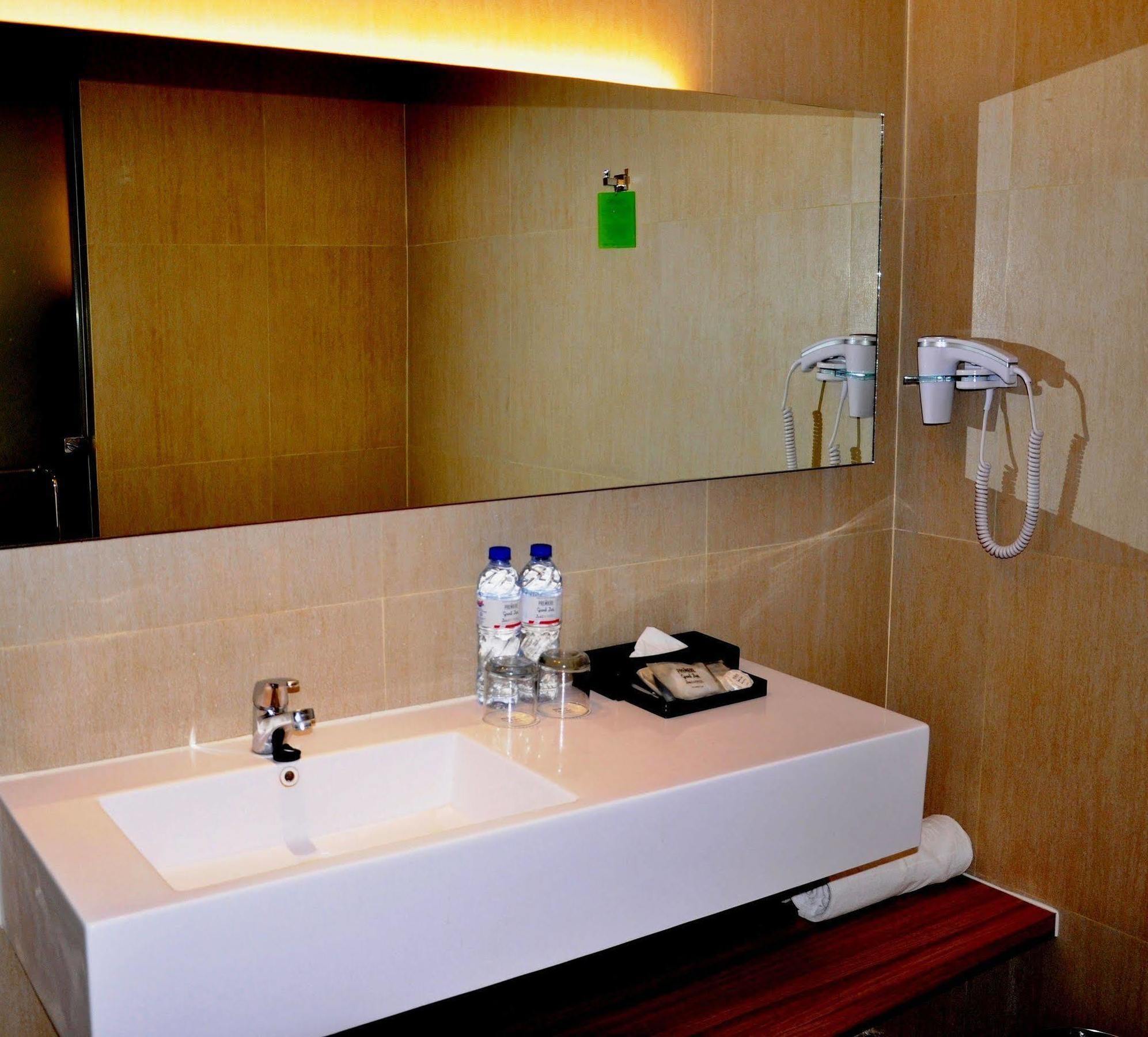 Grand Zuri Malioboro Hotel Jogjakarta Buitenkant foto