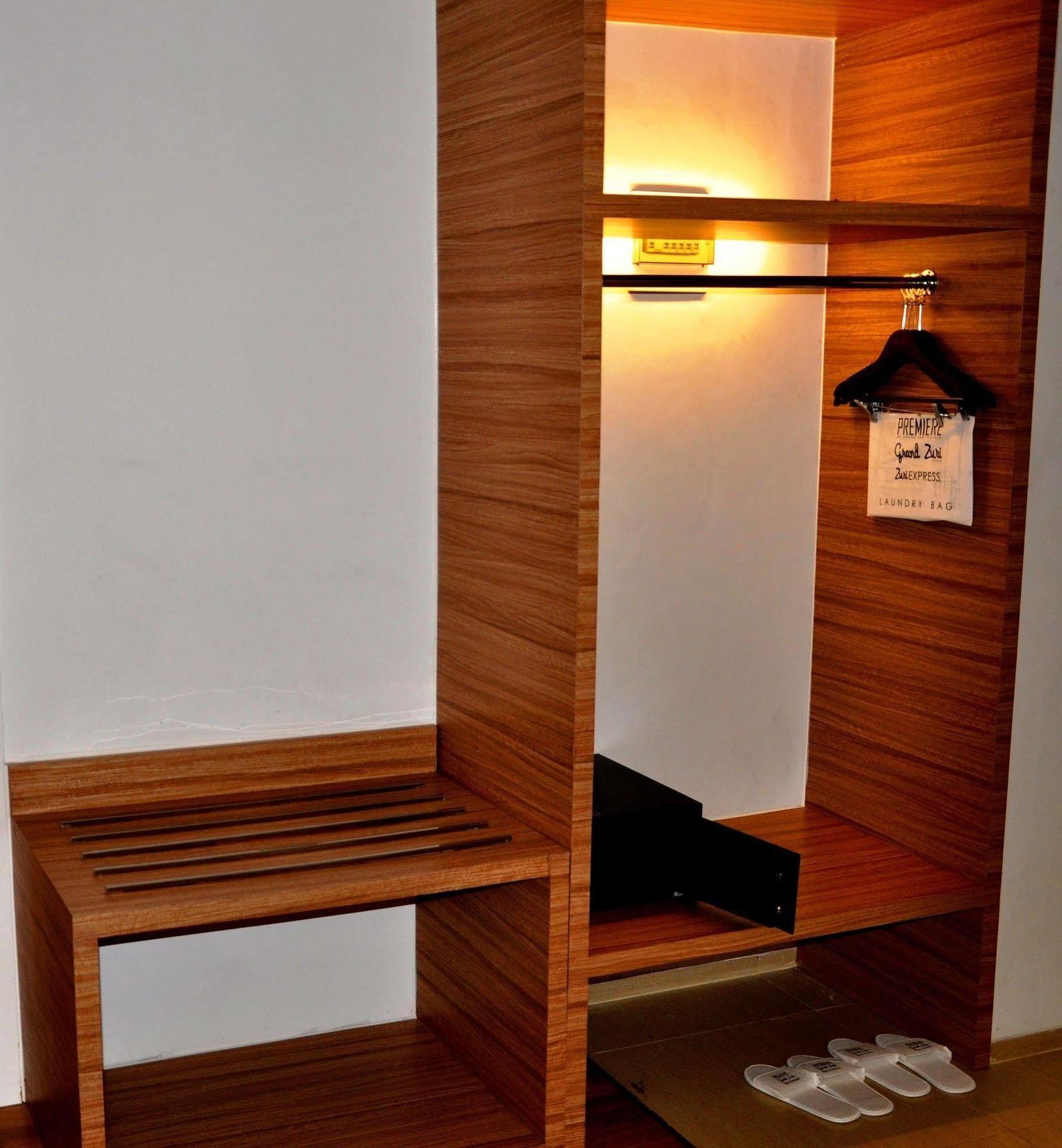 Grand Zuri Malioboro Hotel Jogjakarta Buitenkant foto